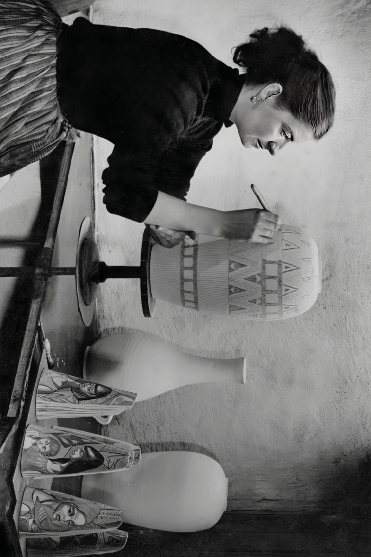 Bonni Renqvist i ateljén på Törngrens krukmakeri 1954