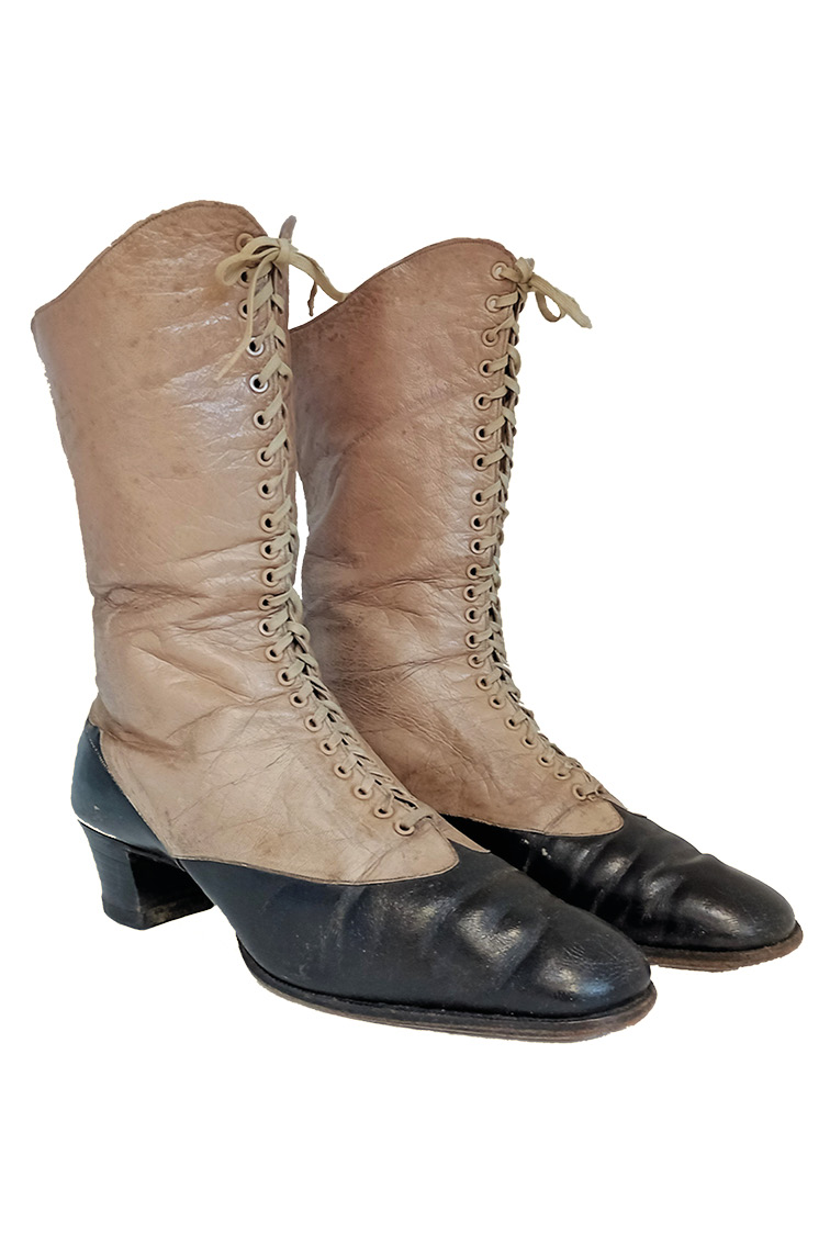 Damkängor av getskinn, som ansågs vara det finaste materialet att tillverka skor av. Från Ludvig Svenssons skosamling, ca år 1900.